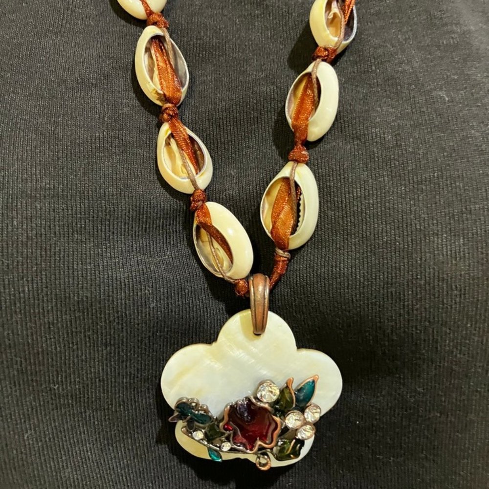 Sea Shells, Ribbon n Beads Floral Medallion Necklace NWOT